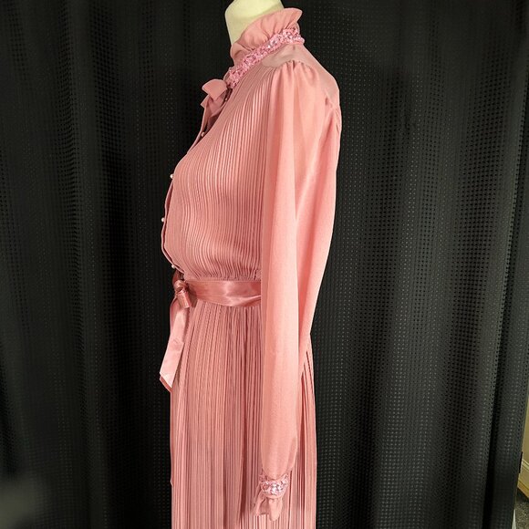 Vintage 1970s Union Made Dusty Pink Pleated Secretary Mod Dress Sequins Accents - Picture 7 of 14